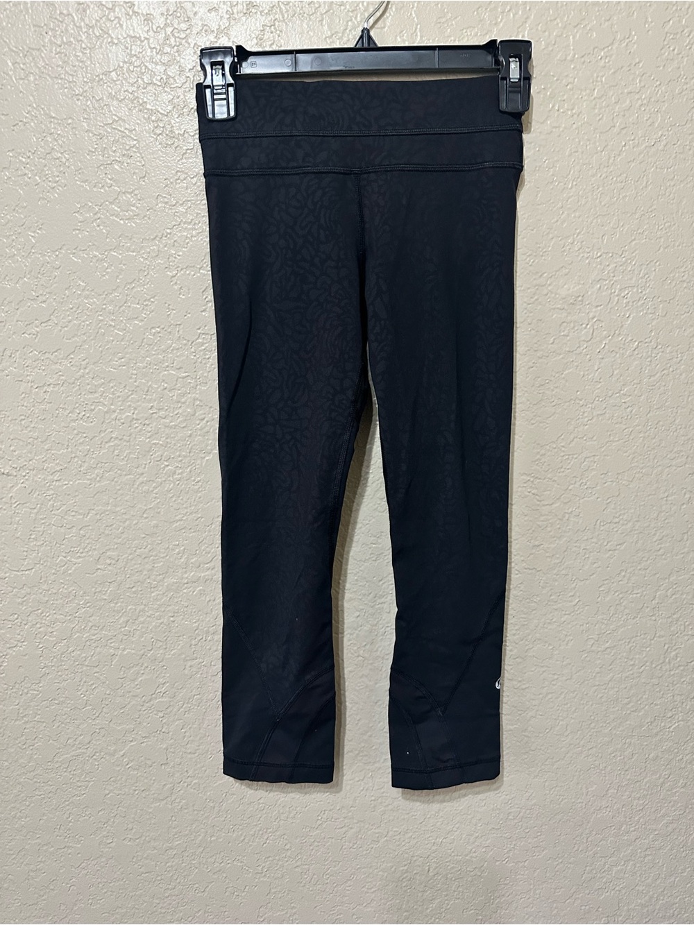 black patterned lululemon capris size 2